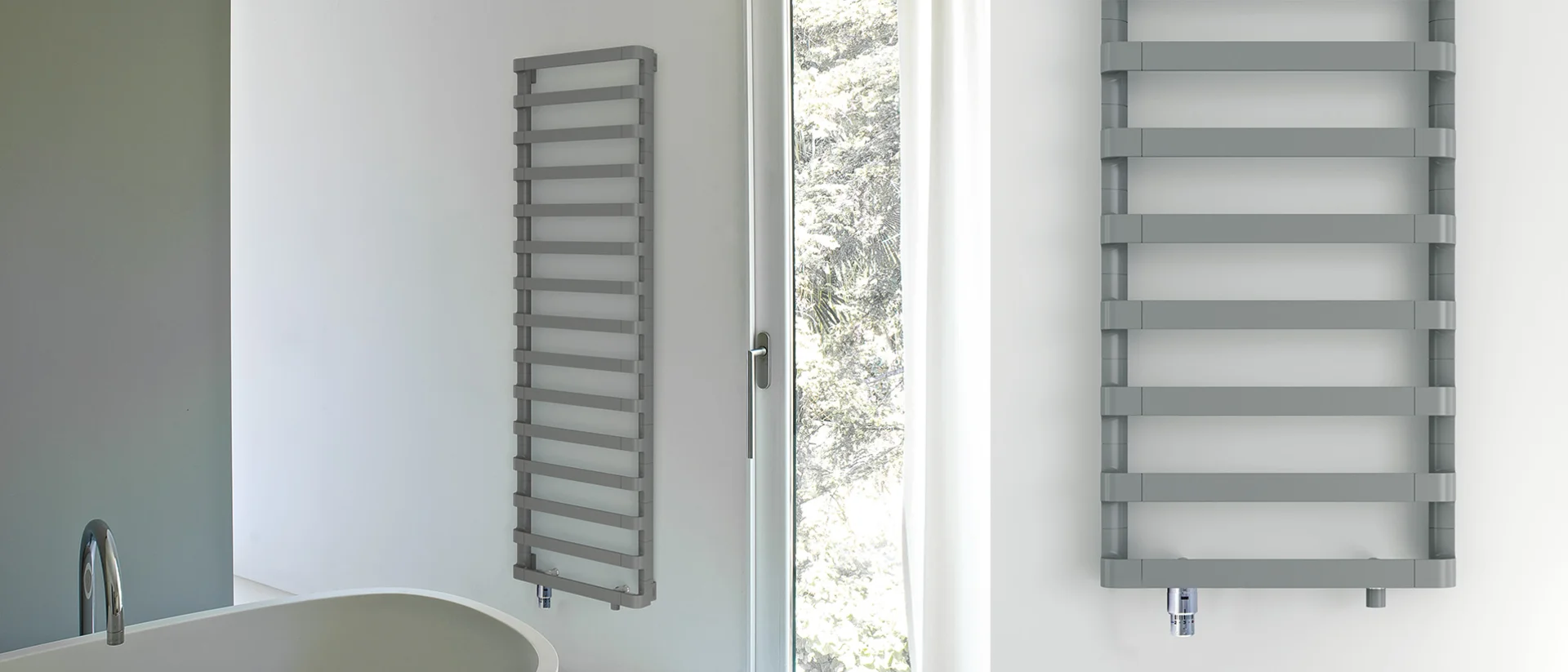 Der Designer-Heizkörper Step B in den Abmessungen 1720 mal 500 mm wird im Farbton Mittelgrau perlmatt in einem minimalistischen Badezimmmer gezeigt.